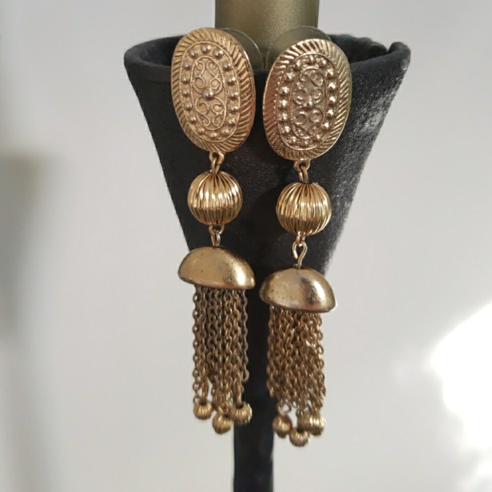 VTG chandelier earrings, gold tone